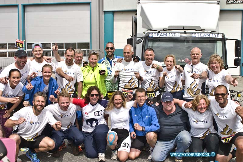 15052509.jpg - ALBLASSERDAM - 25 mei 2015 De Roparun start dit jaar ook weer in Hamburg (Duitsland) en liepen en fietsende vandaag door de Alblasserwaard. En werden natuurlijk verwelkomd door vele fans. Dit alles voor het goede doel natuurlijk. (Foto: Het politie team aan Roparun groeps foto.)Deze digitale foto blijft eigendom van FOTOPERSBURO BUSINK. Wij hanteren de voorwaarden van het N.V.F. en N.V.J. Gebruik van deze foto impliceert dat u bekend bent  en akkoord gaat met deze voorwaarden bij publicatie.EB/ETIENNE BUSINK