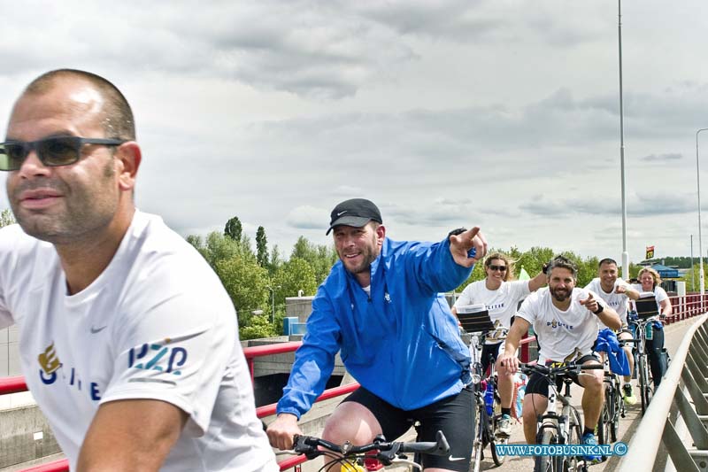 15052510.jpg - ALBLASSERDAM - 25 mei 2015 De Roparun start dit jaar ook weer in Hamburg (Duitsland) en liepen en fietsende vandaag door de Alblasserwaard. En werden natuurlijk verwelkomd door vele fans. Dit alles voor het goede doel natuurlijk.Deze digitale foto blijft eigendom van FOTOPERSBURO BUSINK. Wij hanteren de voorwaarden van het N.V.F. en N.V.J. Gebruik van deze foto impliceert dat u bekend bent  en akkoord gaat met deze voorwaarden bij publicatie.EB/ETIENNE BUSINK