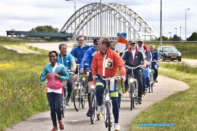 15052511.jpg - HENDRIK-IDO-AMBACHT - 25 mei 2015 De Roparun start dit jaar ook weer in Hamburg (Duitsland) en liepen en fietsende vandaag door de Zwijndrechtse Waarden. En werden natuurlijk verwelkomd door vele fans. Dit alles voor het goede doel natuurlijk.Deze digitale foto blijft eigendom van FOTOPERSBURO BUSINK. Wij hanteren de voorwaarden van het N.V.F. en N.V.J. Gebruik van deze foto impliceert dat u bekend bent  en akkoord gaat met deze voorwaarden bij publicatie.EB/ETIENNE BUSINK