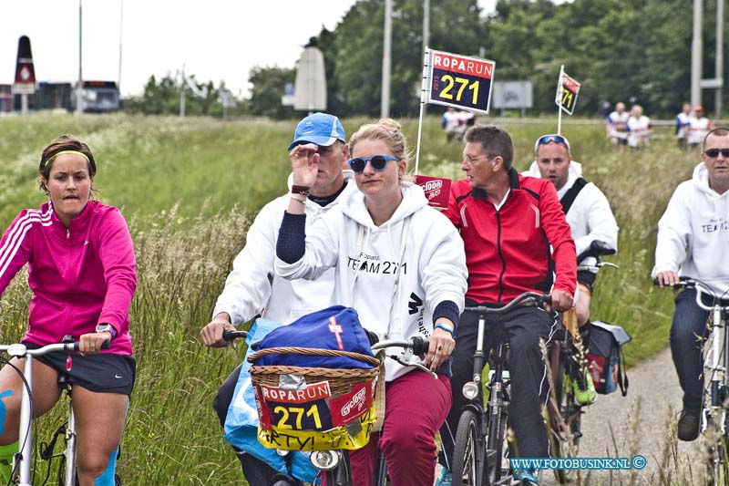 15052512.jpg - HENDRIK-IDO-AMBACHT - 25 mei 2015 De Roparun start dit jaar ook weer in Hamburg (Duitsland) en liepen en fietsende vandaag door de Zwijndrechtse Waarden. En werden natuurlijk verwelkomd door vele fans. Dit alles voor het goede doel natuurlijk.Deze digitale foto blijft eigendom van FOTOPERSBURO BUSINK. Wij hanteren de voorwaarden van het N.V.F. en N.V.J. Gebruik van deze foto impliceert dat u bekend bent  en akkoord gaat met deze voorwaarden bij publicatie.EB/ETIENNE BUSINK