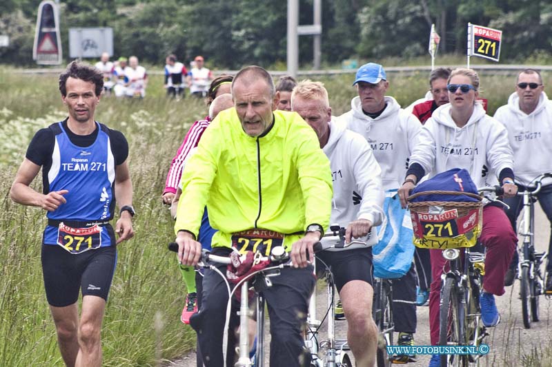 15052513.jpg - HENDRIK-IDO-AMBACHT - 25 mei 2015 De Roparun start dit jaar ook weer in Hamburg (Duitsland) en liepen en fietsende vandaag door de Zwijndrechtse Waarden. En werden natuurlijk verwelkomd door vele fans. Dit alles voor het goede doel natuurlijk.Deze digitale foto blijft eigendom van FOTOPERSBURO BUSINK. Wij hanteren de voorwaarden van het N.V.F. en N.V.J. Gebruik van deze foto impliceert dat u bekend bent  en akkoord gaat met deze voorwaarden bij publicatie.EB/ETIENNE BUSINK