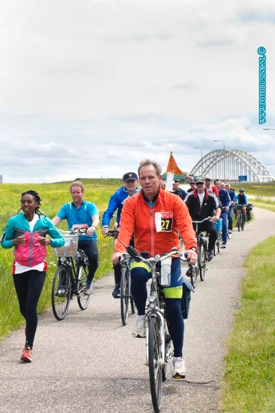 15052514.jpg - HENDRIK-IDO-AMBACHT - 25 mei 2015 De Roparun start dit jaar ook weer in Hamburg (Duitsland) en liepen en fietsende vandaag door de Zwijndrechtse Waarden. En werden natuurlijk verwelkomd door vele fans. Dit alles voor het goede doel natuurlijk.Deze digitale foto blijft eigendom van FOTOPERSBURO BUSINK. Wij hanteren de voorwaarden van het N.V.F. en N.V.J. Gebruik van deze foto impliceert dat u bekend bent  en akkoord gaat met deze voorwaarden bij publicatie.EB/ETIENNE BUSINK