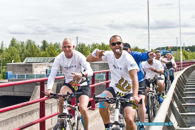 15052515.jpg - ALBLASSERDAM - 25 mei 2015 De Roparun start dit jaar ook weer in Hamburg (Duitsland) en liepen en fietsende vandaag door de Alblasserwaard. En werden natuurlijk verwelkomd door vele fans. Dit alles voor het goede doel natuurlijk.Deze digitale foto blijft eigendom van FOTOPERSBURO BUSINK. Wij hanteren de voorwaarden van het N.V.F. en N.V.J. Gebruik van deze foto impliceert dat u bekend bent  en akkoord gaat met deze voorwaarden bij publicatie.EB/ETIENNE BUSINK