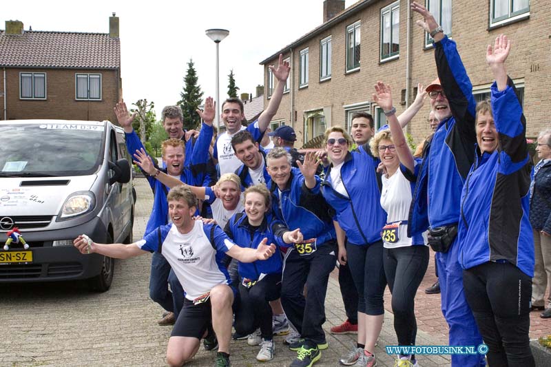 15052516.jpg - GOUDRIAAN - 25 mei 2015 De Roparun start dit jaar ook weer in Hamburg (Duitsland) en liepen en fietsende vandaag door de Alblasserwaard. En werden natuurlijk verwelkomd door vele fans. Dit alles voor het goede doel natuurlijk. (Foto: Het Ropa team uit Goudriaan)Deze digitale foto blijft eigendom van FOTOPERSBURO BUSINK. Wij hanteren de voorwaarden van het N.V.F. en N.V.J. Gebruik van deze foto impliceert dat u bekend bent  en akkoord gaat met deze voorwaarden bij publicatie.EB/ETIENNE BUSINK