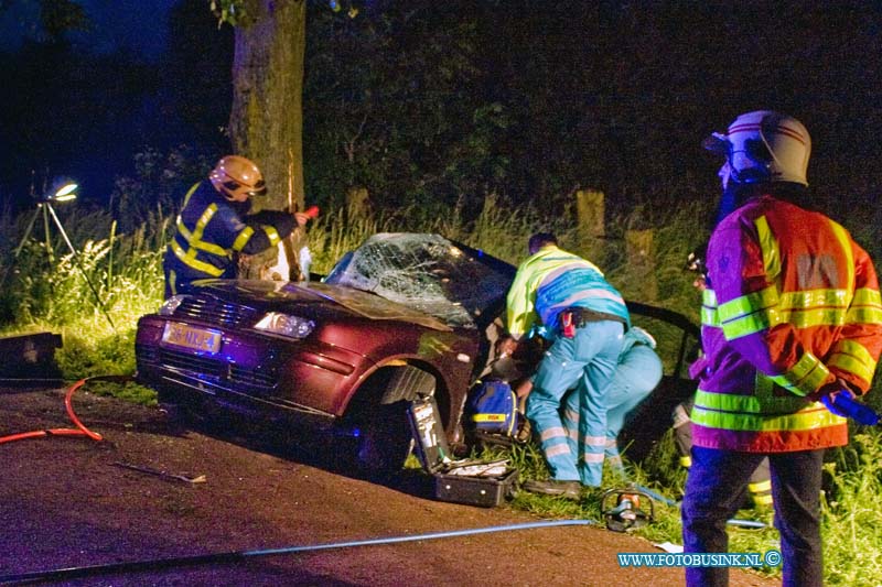 15052906.jpg - S GRAVENDEEL - 29- mei 2015 Bij een eenzijdig ongeval auto tegen boom aan de Maasdamseweg is 1 persoon zwaargewond geraakt en door brandweer uit het voertuig gezaagd, het trauma team assisteerde het ambulance personeel. De politie stelt een onderzoek in naar de toedracht en de mogelijkheid naar alcohol in het spel is, bestuurder raakt niet gewond.Deze digitale foto blijft eigendom van FOTOPERSBURO BUSINK. Wij hanteren de voorwaarden van het N.V.F. en N.V.J. Gebruik van deze foto impliceert dat u bekend bent  en akkoord gaat met deze voorwaarden bij publicatie.EB/ETIENNE BUSINK