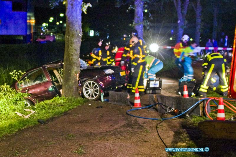 15052907.jpg - S GRAVENDEEL - 29- mei 2015 Bij een eenzijdig ongeval auto tegen boom aan de Maasdamseweg is 1 persoon zwaargewond geraakt en door brandweer uit het voertuig gezaagd, het trauma team assisteerde het ambulance personeel. De politie stelt een onderzoek in naar de toedracht en de mogelijkheid naar alcohol in het spel is, bestuurder raakt niet gewond.Deze digitale foto blijft eigendom van FOTOPERSBURO BUSINK. Wij hanteren de voorwaarden van het N.V.F. en N.V.J. Gebruik van deze foto impliceert dat u bekend bent  en akkoord gaat met deze voorwaarden bij publicatie.EB/ETIENNE BUSINK