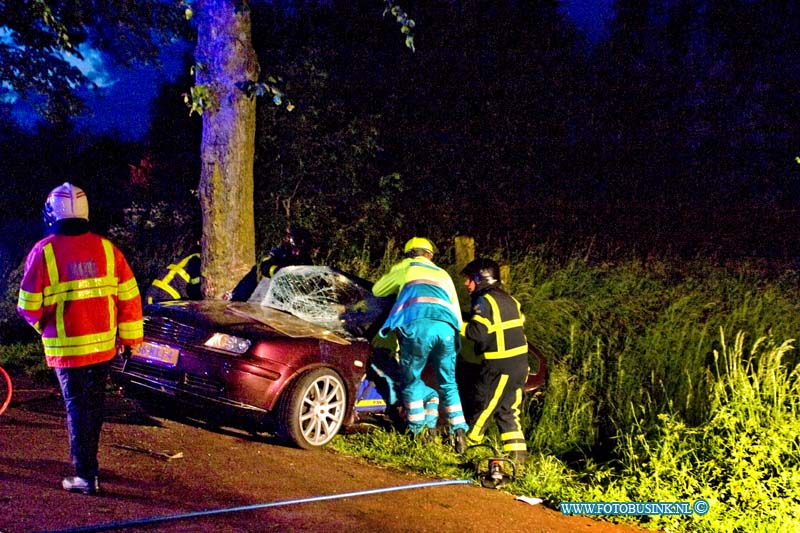 15052908.jpg - S GRAVENDEEL - 29- mei 2015 Bij een eenzijdig ongeval auto tegen boom aan de Maasdamseweg is 1 persoon zwaargewond geraakt en door brandweer uit het voertuig gezaagd, het trauma team assisteerde het ambulance personeel. De politie stelt een onderzoek in naar de toedracht en de mogelijkheid naar alcohol in het spel is, bestuurder raakt niet gewond.Deze digitale foto blijft eigendom van FOTOPERSBURO BUSINK. Wij hanteren de voorwaarden van het N.V.F. en N.V.J. Gebruik van deze foto impliceert dat u bekend bent  en akkoord gaat met deze voorwaarden bij publicatie.EB/ETIENNE BUSINK