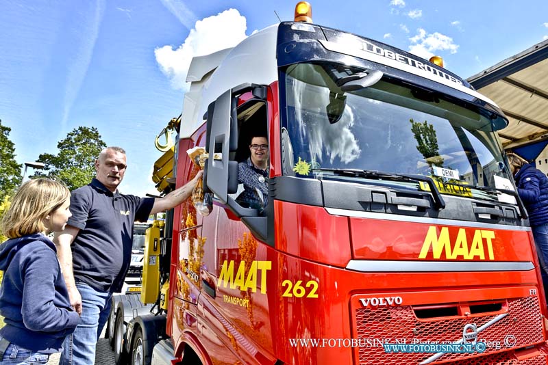 15053001.jpg - ALBLASSERDAM - 30 mei 2015 Ruim 85 vrachtwagens met daarin gehandicapten als passagier hebben zaterdag een rondrit door de Alblasserwaard gemaakt. De Truckerstocht startte in Alblasserdam. Via Papendrecht, Sliedrecht en Hardinxveld werd koers gezet naar het Ooievaarsdorp in Groot-Ammers. N de lunch vertrok de stoet en reed via Streefkerk, Nieuw-Lekkerland en Kinderdijk om Alblasserdam te finishen.  Deze digitale foto blijft eigendom van FOTOPERSBURO BUSINK. Wij hanteren de voorwaarden van het N.V.F. en N.V.J. Gebruik van deze foto impliceert dat u bekend bent  en akkoord gaat met deze voorwaarden bij publicatie.EB/ETIENNE BUSINK