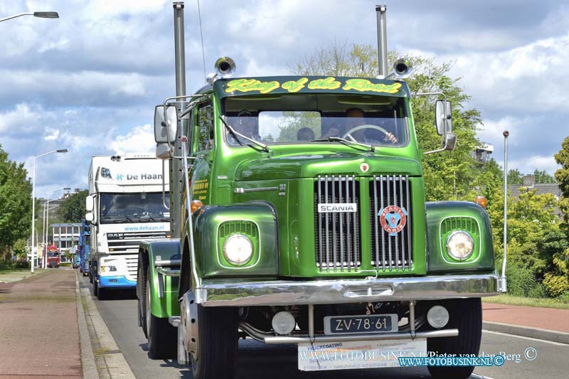 15053002.jpg - ALBLASSERDAM - 30 mei 2015 Ruim 85 vrachtwagens met daarin gehandicapten als passagier hebben zaterdag een rondrit door de Alblasserwaard gemaakt. De Truckerstocht startte in Alblasserdam. Via Papendrecht, Sliedrecht en Hardinxveld werd koers gezet naar het Ooievaarsdorp in Groot-Ammers. N de lunch vertrok de stoet en reed via Streefkerk, Nieuw-Lekkerland en Kinderdijk om Alblasserdam te finishen.  Deze digitale foto blijft eigendom van FOTOPERSBURO BUSINK. Wij hanteren de voorwaarden van het N.V.F. en N.V.J. Gebruik van deze foto impliceert dat u bekend bent  en akkoord gaat met deze voorwaarden bij publicatie.EB/ETIENNE BUSINK