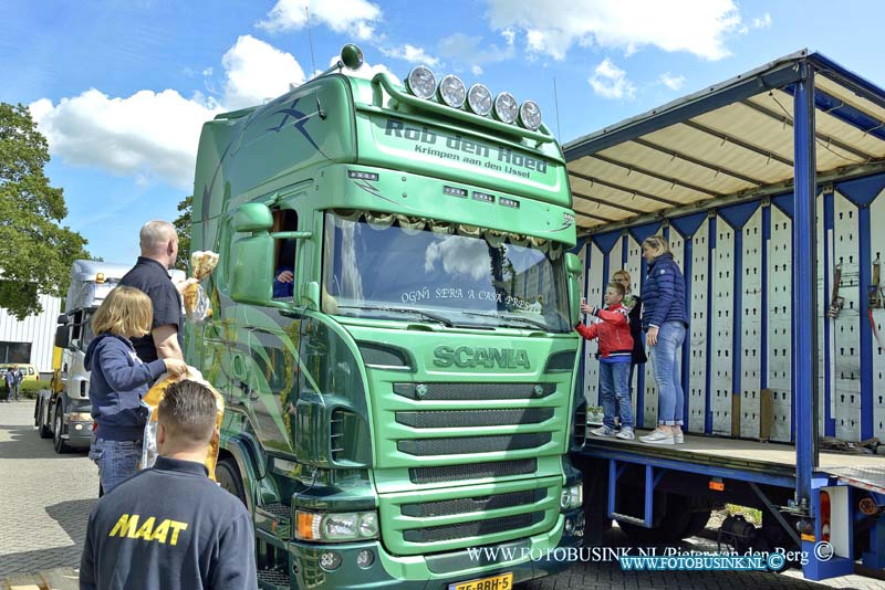 15053003.jpg - ALBLASSERDAM - 30 mei 2015 Ruim 85 vrachtwagens met daarin gehandicapten als passagier hebben zaterdag een rondrit door de Alblasserwaard gemaakt. De Truckerstocht startte in Alblasserdam. Via Papendrecht, Sliedrecht en Hardinxveld werd koers gezet naar het Ooievaarsdorp in Groot-Ammers. N de lunch vertrok de stoet en reed via Streefkerk, Nieuw-Lekkerland en Kinderdijk om Alblasserdam te finishen.  Deze digitale foto blijft eigendom van FOTOPERSBURO BUSINK. Wij hanteren de voorwaarden van het N.V.F. en N.V.J. Gebruik van deze foto impliceert dat u bekend bent  en akkoord gaat met deze voorwaarden bij publicatie.EB/ETIENNE BUSINK