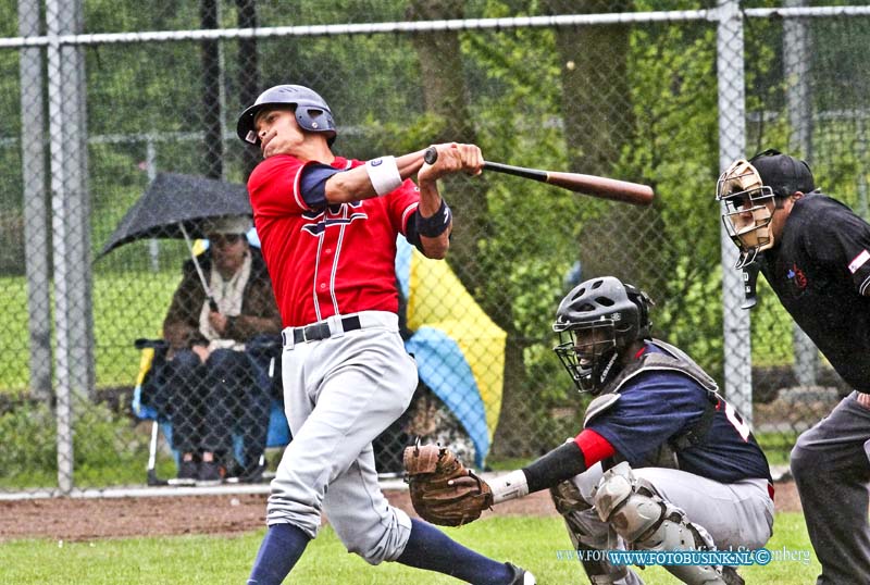 15053101.jpg - DORDRECHT - 31 Mei 2015 Choofdklasse duel tussen Mamapaey The Hawks en UVV op sportcomplex Krommedijk. UVV won de uitwedstrijd met de stand van 2-0.Deze digitale foto blijft eigendom van FOTOPERSBURO BUSINK. Wij hanteren de voorwaarden van het N.V.F. en N.V.J. Gebruik van deze foto impliceert dat u bekend bent  en akkoord gaat met deze voorwaarden bij publicatie.EB/ETIENNE BUSINK