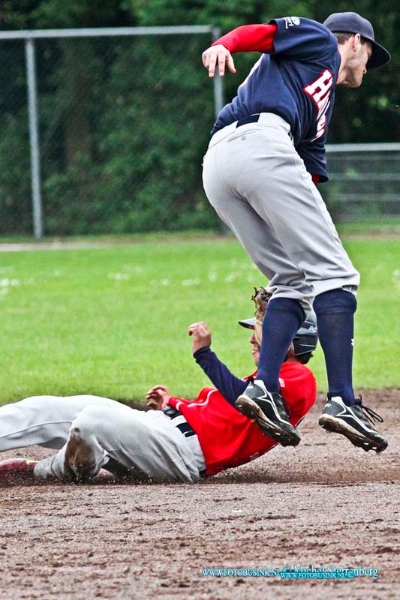 15053102.jpg - DORDRECHT - 31 Mei 2015 Choofdklasse duel tussen Mamapaey The Hawks en UVV op sportcomplex Krommedijk. UVV won de uitwedstrijd met de stand van 2-0.Deze digitale foto blijft eigendom van FOTOPERSBURO BUSINK. Wij hanteren de voorwaarden van het N.V.F. en N.V.J. Gebruik van deze foto impliceert dat u bekend bent  en akkoord gaat met deze voorwaarden bij publicatie.EB/ETIENNE BUSINK