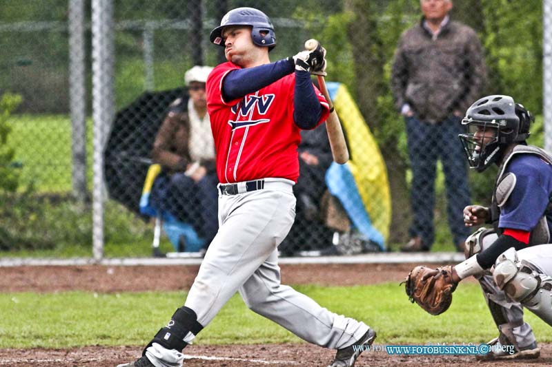 15053103.jpg - DORDRECHT - 31 Mei 2015 Choofdklasse duel tussen Mamapaey The Hawks en UVV op sportcomplex Krommedijk. UVV won de uitwedstrijd met de stand van 2-0.Deze digitale foto blijft eigendom van FOTOPERSBURO BUSINK. Wij hanteren de voorwaarden van het N.V.F. en N.V.J. Gebruik van deze foto impliceert dat u bekend bent  en akkoord gaat met deze voorwaarden bij publicatie.EB/ETIENNE BUSINK