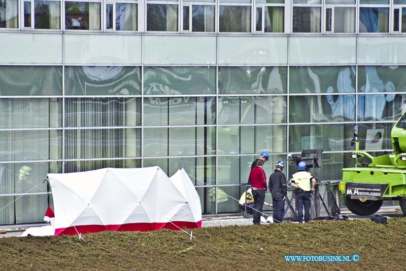 16050301.jpg - Zaltbommel 03 Mei 2016 Bij een bedrijfsongeval zijn vanmiddag twee doden gevallen en 1 zwaar gewonde. Drie mannen vielen uit een hoogwerker. Ze waren een spandoek aan het ophangen van het bedrijf dat de verbouwing van het hotel zou gaan uitvoeren. Het ongeval gebeurden aan hogeweg langs de A2.NOVUM COPYRIGHT ETIENNE BUSINK