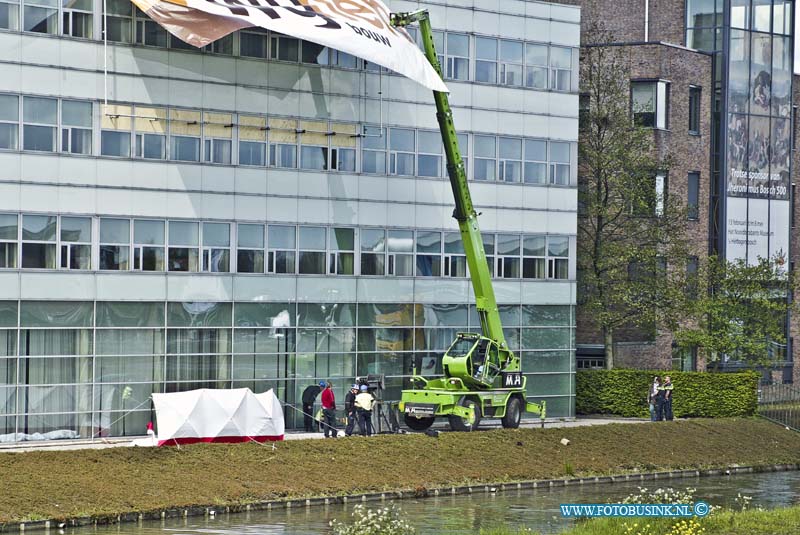 16050302.jpg - Zaltbommel 03 Mei 2016 Bij een bedrijfsongeval zijn vanmiddag twee doden gevallen en 1 zwaar gewonde. Drie mannen vielen uit een hoogwerker. Ze waren een spandoek aan het ophangen van het bedrijf dat de verbouwing van het hotel zou gaan uitvoeren. Het ongeval gebeurden aan hogeweg langs de A2.NOVUM COPYRIGHT ETIENNE BUSINK