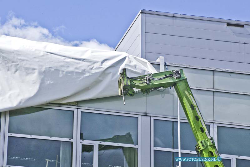 16050305.jpg - Zaltbommel 03 Mei 2016 Bij een bedrijfsongeval zijn vanmiddag twee doden gevallen en 1 zwaar gewonde. Drie mannen vielen uit een hoogwerker. Ze waren een spandoek aan het ophangen van het bedrijf dat de verbouwing van het hotel zou gaan uitvoeren. Het ongeval gebeurden aan hogeweg langs de A2.NOVUM COPYRIGHT ETIENNE BUSINK