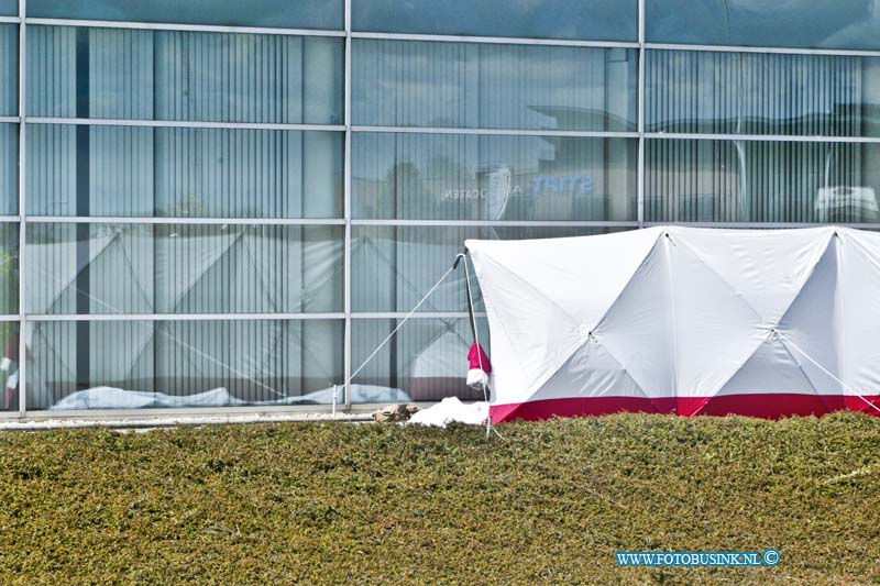 16050306.jpg - Zaltbommel 03 Mei 2016 Bij een bedrijfsongeval zijn vanmiddag twee doden gevallen en 1 zwaar gewonde. Drie mannen vielen uit een hoogwerker. Ze waren een spandoek aan het ophangen van het bedrijf dat de verbouwing van het hotel zou gaan uitvoeren. Het ongeval gebeurden aan hogeweg langs de A2.NOVUM COPYRIGHT ETIENNE BUSINK