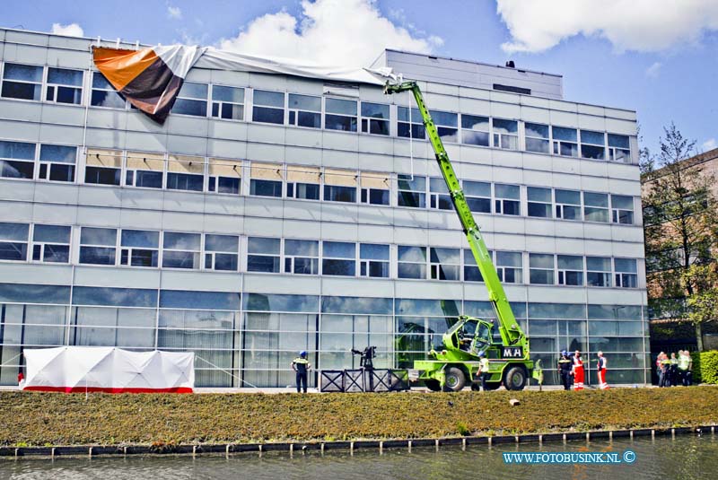 16050307.jpg - Zaltbommel 03 Mei 2016 Bij een bedrijfsongeval zijn vanmiddag twee doden gevallen en 1 zwaar gewonde. Drie mannen vielen uit een hoogwerker. Ze waren een spandoek aan het ophangen van het bedrijf dat de verbouwing van het hotel zou gaan uitvoeren. Het ongeval gebeurden aan hogeweg langs de A2.NOVUM COPYRIGHT ETIENNE BUSINK