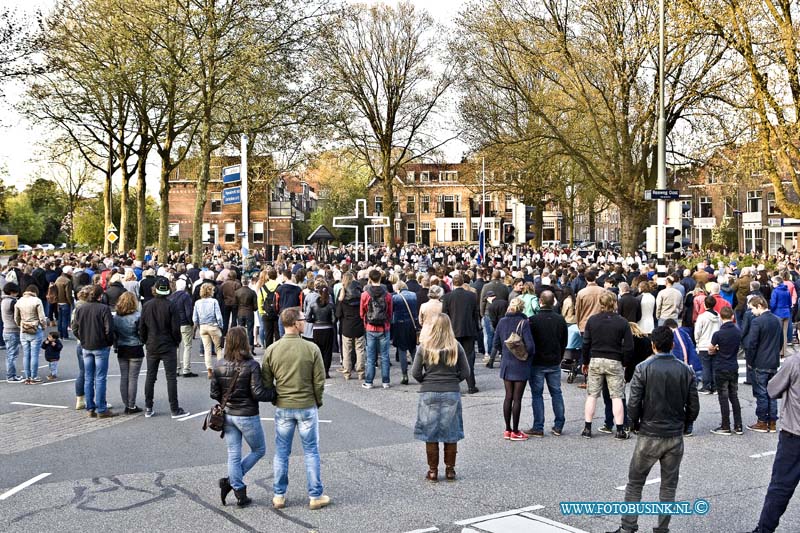 16050401.jpg - Dordrecht 04-05-2016 Nationale Dodenherdenking 4 Mei In samenwerking met de gemeente Dordrecht, de Oud-Illegaliteit en de Stichting Herdenkingsconcerten wordt op 4 mei de jaarlijkse Dodenherdenking georganiseerd. Na de stille tocht wordt om 20.00 uur bij het herdenkingsmonument op het Sumatraplein 2 minuten stilte in acht genomen. Door vertegenwoordigers van de overheid, vele organisaties en particulieren worden bloemen bij het monument neergelegd. NOVUM COPYRIGHT ETIENNE BUSINK