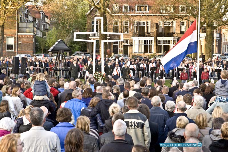 16050402.jpg - Dordrecht 04-05-2016 Nationale Dodenherdenking 4 Mei In samenwerking met de gemeente Dordrecht, de Oud-Illegaliteit en de Stichting Herdenkingsconcerten wordt op 4 mei de jaarlijkse Dodenherdenking georganiseerd. Na de stille tocht wordt om 20.00 uur bij het herdenkingsmonument op het Sumatraplein 2 minuten stilte in acht genomen. Door vertegenwoordigers van de overheid, vele organisaties en particulieren worden bloemen bij het monument neergelegd. NOVUM COPYRIGHT ETIENNE BUSINK