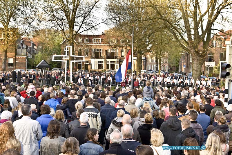 16050403.jpg - Dordrecht 04-05-2016 Nationale Dodenherdenking 4 Mei In samenwerking met de gemeente Dordrecht, de Oud-Illegaliteit en de Stichting Herdenkingsconcerten wordt op 4 mei de jaarlijkse Dodenherdenking georganiseerd. Na de stille tocht wordt om 20.00 uur bij het herdenkingsmonument op het Sumatraplein 2 minuten stilte in acht genomen. Door vertegenwoordigers van de overheid, vele organisaties en particulieren worden bloemen bij het monument neergelegd. Deze digitale foto blijft eigendom van FOTOPERSBURO BUSINK. Wij hanteren de voorwaarden van het N.V.F. en N.V.J. Gebruik van deze foto impliceert dat u bekend bent  en akkoord gaat met deze voorwaarden bij publicatie.EB/ETIENNE BUSINK