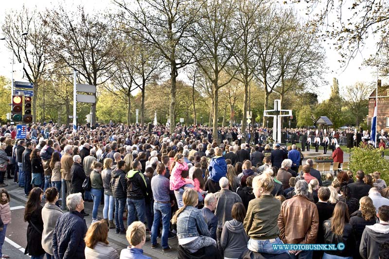 16050405.jpg - Dordrecht 04-05-2016 Nationale Dodenherdenking 4 Mei In samenwerking met de gemeente Dordrecht, de Oud-Illegaliteit en de Stichting Herdenkingsconcerten wordt op 4 mei de jaarlijkse Dodenherdenking georganiseerd. Na de stille tocht wordt om 20.00 uur bij het herdenkingsmonument op het Sumatraplein 2 minuten stilte in acht genomen. Door vertegenwoordigers van de overheid, vele organisaties en particulieren worden bloemen bij het monument neergelegd. Deze digitale foto blijft eigendom van FOTOPERSBURO BUSINK. Wij hanteren de voorwaarden van het N.V.F. en N.V.J. Gebruik van deze foto impliceert dat u bekend bent  en akkoord gaat met deze voorwaarden bij publicatie.EB/ETIENNE BUSINK