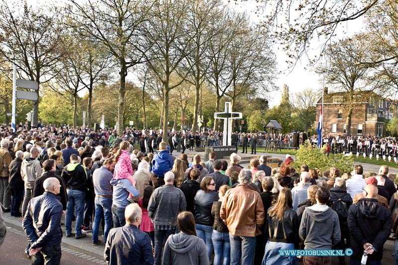 16050406.jpg - Dordrecht 04-05-2016 Nationale Dodenherdenking 4 Mei In samenwerking met de gemeente Dordrecht, de Oud-Illegaliteit en de Stichting Herdenkingsconcerten wordt op 4 mei de jaarlijkse Dodenherdenking georganiseerd. Na de stille tocht wordt om 20.00 uur bij het herdenkingsmonument op het Sumatraplein 2 minuten stilte in acht genomen. Door vertegenwoordigers van de overheid, vele organisaties en particulieren worden bloemen bij het monument neergelegd. NOVUM COPYRIGHT ETIENNE BUSINK