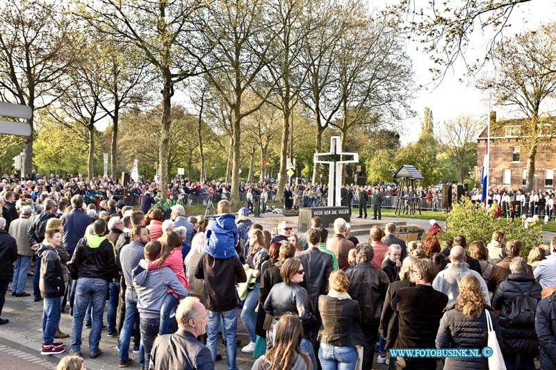 16050407.jpg - Dordrecht 04-05-2016 Nationale Dodenherdenking 4 Mei In samenwerking met de gemeente Dordrecht, de Oud-Illegaliteit en de Stichting Herdenkingsconcerten wordt op 4 mei de jaarlijkse Dodenherdenking georganiseerd. Na de stille tocht wordt om 20.00 uur bij het herdenkingsmonument op het Sumatraplein 2 minuten stilte in acht genomen. Door vertegenwoordigers van de overheid, vele organisaties en particulieren worden bloemen bij het monument neergelegd. Deze digitale foto blijft eigendom van FOTOPERSBURO BUSINK. Wij hanteren de voorwaarden van het N.V.F. en N.V.J. Gebruik van deze foto impliceert dat u bekend bent  en akkoord gaat met deze voorwaarden bij publicatie.EB/ETIENNE BUSINK