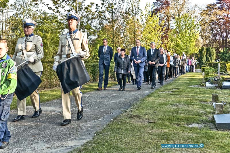 16050408.jpg - Dordrecht 04 Mei 2016 Elk jaar herdenken wij op de begraafplaats aan de Zuidendijk de doden die tijdens de Tweede Wereldoorlog zijn gevallen in en om Dubbeldam. Wij houden tijdens de plechtigheid twee minuten stilte waarna aanwezigen kransen leggen bij de oorlogsgraven op de begraafplaats.Deze digitale foto blijft eigendom van FOTOPERSBURO BUSINK. Wij hanteren de voorwaarden van het N.V.F. en N.V.J. Gebruik van deze foto impliceert dat u bekend bent  en akkoord gaat met deze voorwaarden bij publicatie.EB/ETIENNE BUSINK