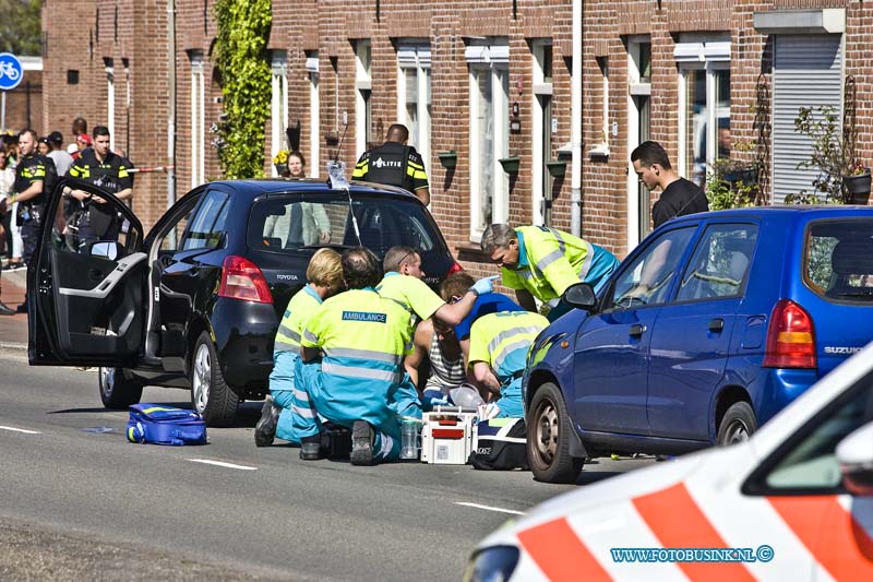 16050501.jpg - DORDRECHT 05-Mei 2016 Bij een schietpartij op de Merwedestraat in Dordt is een persoon midden op straat neer geschoten in heel Dordrecht waren de ongeveer 8 schoten te horen. De trauma helikopter en Ambulance personeel kon helaas niet meer doen voor dit persoon. De politie heeft de ruime omgeving afgezet en stelt een groot onderzoek inNOVUM COPYRIGHT ETIENNE BUSINK