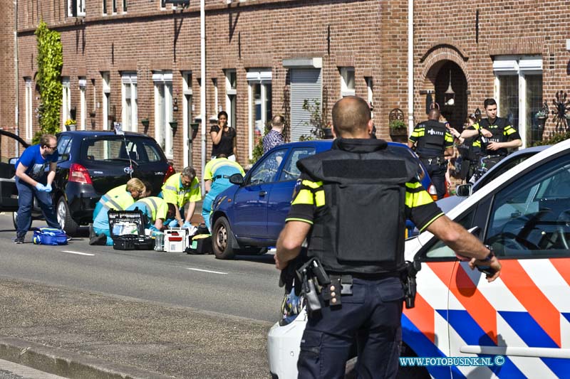 16050502.jpg - DORDRECHT 05-Mei 2016 Bij een schietpartij op de Merwedestraat in Dordt is een persoon midden op straat neer geschoten in heel Dordrecht waren de ongeveer 8 schoten te horen. De trauma helikopter en Ambulance personeel kon helaas niet meer doen voor dit persoon. De politie heeft de ruime omgeving afgezet en stelt een groot onderzoek inDeze digitale foto blijft eigendom van FOTOPERSBURO BUSINK. Wij hanteren de voorwaarden van het N.V.F. en N.V.J. Gebruik van deze foto impliceert dat u bekend bent  en akkoord gaat met deze voorwaarden bij publicatie.EB/ETIENNE BUSINK