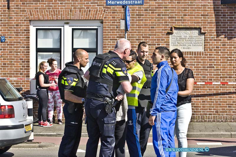 16050506.jpg - DORDRECHT 05-Mei 2016 Bij een schietpartij op de Merwedestraat in Dordt is een persoon midden op straat neer geschoten in heel Dordrecht waren de ongeveer 8 schoten te horen. De trauma helikopter en Ambulance personeel kon helaas niet meer doen voor dit persoon. De politie heeft de ruime omgeving afgezet en stelt een groot onderzoek inNOVUM COPYRIGHT ETIENNE BUSINK