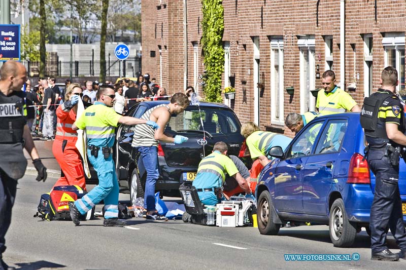 16050508.jpg - DORDRECHT 05-Mei 2016 Bij een schietpartij op de Merwedestraat in Dordt is een persoon midden op straat neer geschoten in heel Dordrecht waren de ongeveer 8 schoten te horen. De trauma helikopter en Ambulance personeel kon helaas niet meer doen voor dit persoon. De politie heeft de ruime omgeving afgezet en stelt een groot onderzoek inDeze digitale foto blijft eigendom van FOTOPERSBURO BUSINK. Wij hanteren de voorwaarden van het N.V.F. en N.V.J. Gebruik van deze foto impliceert dat u bekend bent  en akkoord gaat met deze voorwaarden bij publicatie.EB/ETIENNE BUSINK