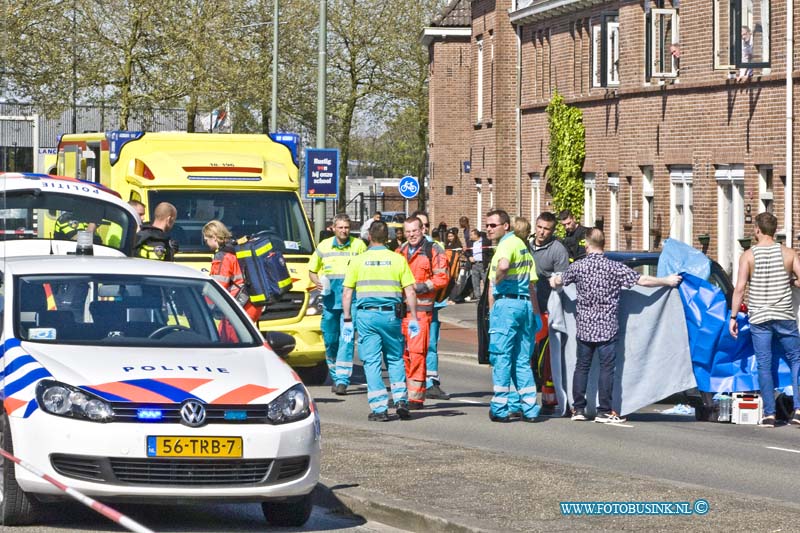 16050510.jpg - DORDRECHT 05-Mei 2016 Bij een schietpartij op de Merwedestraat in Dordt is een persoon midden op straat neer geschoten in heel Dordrecht waren de ongeveer 8 schoten te horen. De trauma helikopter en Ambulance personeel kon helaas niet meer doen voor dit persoon. De politie heeft de ruime omgeving afgezet en stelt een groot onderzoek inDeze digitale foto blijft eigendom van FOTOPERSBURO BUSINK. Wij hanteren de voorwaarden van het N.V.F. en N.V.J. Gebruik van deze foto impliceert dat u bekend bent  en akkoord gaat met deze voorwaarden bij publicatie.EB/ETIENNE BUSINK