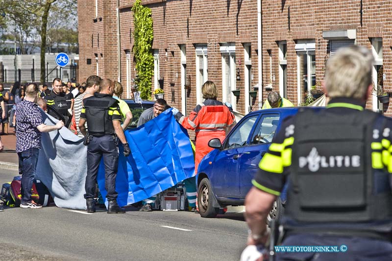 16050511.jpg - DORDRECHT 05-Mei 2016 Bij een schietpartij op de Merwedestraat in Dordt is een persoon midden op straat neer geschoten in heel Dordrecht waren de ongeveer 8 schoten te horen. De trauma helikopter en Ambulance personeel kon helaas niet meer doen voor dit persoon. De politie heeft de ruime omgeving afgezet en stelt een groot onderzoek inDeze digitale foto blijft eigendom van FOTOPERSBURO BUSINK. Wij hanteren de voorwaarden van het N.V.F. en N.V.J. Gebruik van deze foto impliceert dat u bekend bent  en akkoord gaat met deze voorwaarden bij publicatie.EB/ETIENNE BUSINK