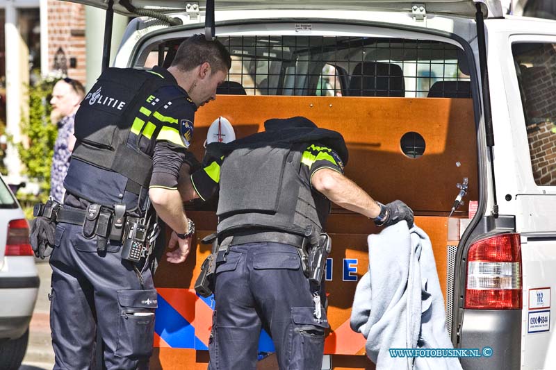 16050512.jpg - DORDRECHT 05-Mei 2016 Bij een schietpartij op de Merwedestraat in Dordt is een persoon midden op straat neer geschoten in heel Dordrecht waren de ongeveer 8 schoten te horen. De trauma helikopter en Ambulance personeel kon helaas niet meer doen voor dit persoon. De politie heeft de ruime omgeving afgezet en stelt een groot onderzoek inDeze digitale foto blijft eigendom van FOTOPERSBURO BUSINK. Wij hanteren de voorwaarden van het N.V.F. en N.V.J. Gebruik van deze foto impliceert dat u bekend bent  en akkoord gaat met deze voorwaarden bij publicatie.EB/ETIENNE BUSINK