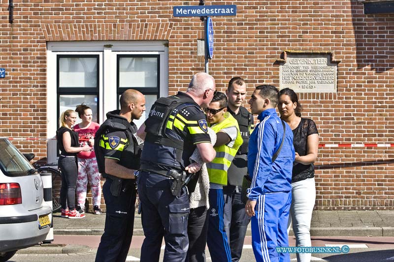 16050513.jpg - DORDRECHT 05-Mei 2016 Bij een schietpartij op de Merwedestraat in Dordt is een persoon midden op straat neer geschoten in heel Dordrecht waren de ongeveer 8 schoten te horen. De trauma helikopter en Ambulance personeel kon helaas niet meer doen voor dit persoon. De politie heeft de ruime omgeving afgezet en stelt een groot onderzoek inDeze digitale foto blijft eigendom van FOTOPERSBURO BUSINK. Wij hanteren de voorwaarden van het N.V.F. en N.V.J. Gebruik van deze foto impliceert dat u bekend bent  en akkoord gaat met deze voorwaarden bij publicatie.EB/ETIENNE BUSINK