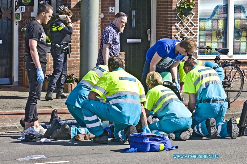 16050514.jpg - DORDRECHT 05-Mei 2016 Bij een schietpartij op de Merwedestraat in Dordt is een persoon midden op straat neer geschoten in heel Dordrecht waren de ongeveer 8 schoten te horen. De trauma helikopter en Ambulance personeel kon helaas niet meer doen voor dit persoon. De politie heeft de ruime omgeving afgezet en stelt een groot onderzoek inDeze digitale foto blijft eigendom van FOTOPERSBURO BUSINK. Wij hanteren de voorwaarden van het N.V.F. en N.V.J. Gebruik van deze foto impliceert dat u bekend bent  en akkoord gaat met deze voorwaarden bij publicatie.EB/ETIENNE BUSINK