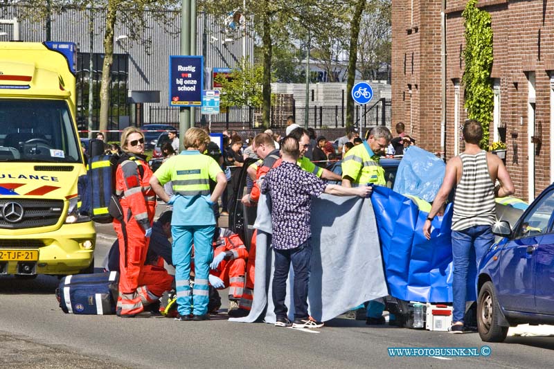 16050516.jpg - DORDRECHT 05-Mei 2016 Bij een schietpartij op de Merwedestraat in Dordt is een persoon midden op straat neer geschoten in heel Dordrecht waren de ongeveer 8 schoten te horen. De trauma helikopter en Ambulance personeel kon helaas niet meer doen voor dit persoon. De politie heeft de ruime omgeving afgezet en stelt een groot onderzoek inNOVUM COPYRIGHT ETIENNE BUSINK