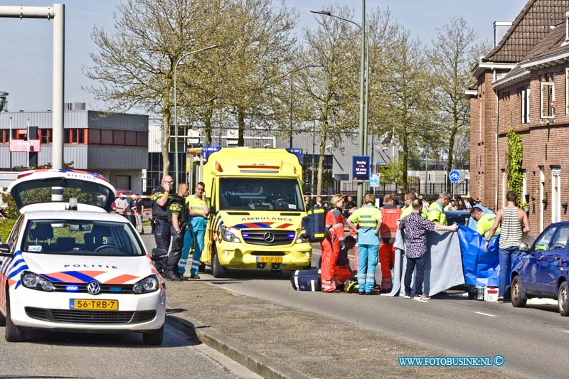 16050517.jpg - DORDRECHT 05-Mei 2016 Bij een schietpartij op de Merwedestraat in Dordt is een persoon midden op straat neer geschoten in heel Dordrecht waren de ongeveer 8 schoten te horen. De trauma helikopter en Ambulance personeel kon helaas niet meer doen voor dit persoon. De politie heeft de ruime omgeving afgezet en stelt een groot onderzoek inNOVUM COPYRIGHT ETIENNE BUSINK