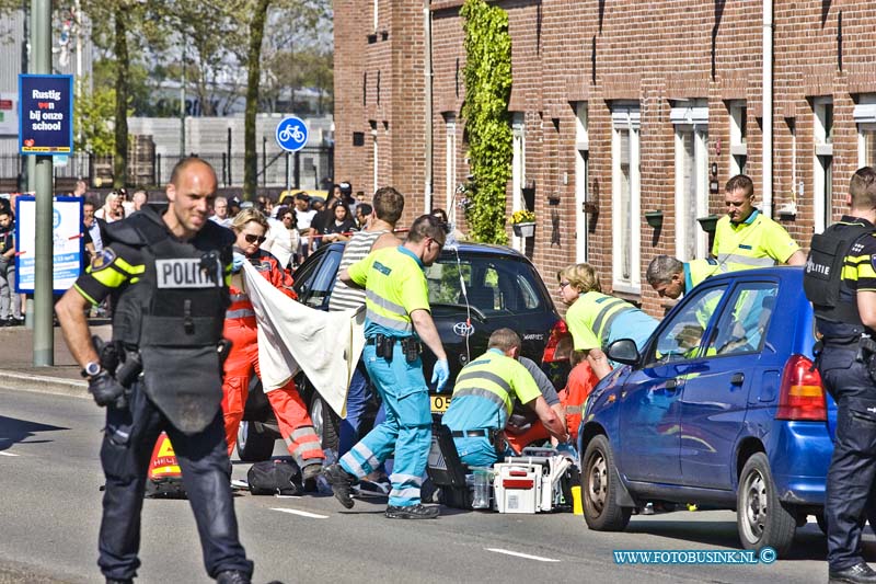 16050518.jpg - DORDRECHT 05-Mei 2016 Bij een schietpartij op de Merwedestraat in Dordt is een persoon midden op straat neer geschoten in heel Dordrecht waren de ongeveer 8 schoten te horen. De trauma helikopter en Ambulance personeel kon helaas niet meer doen voor dit persoon. De politie heeft de ruime omgeving afgezet en stelt een groot onderzoek inDeze digitale foto blijft eigendom van FOTOPERSBURO BUSINK. Wij hanteren de voorwaarden van het N.V.F. en N.V.J. Gebruik van deze foto impliceert dat u bekend bent  en akkoord gaat met deze voorwaarden bij publicatie.EB/ETIENNE BUSINK