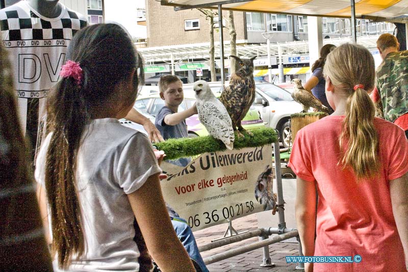 16051101.jpg - DORDRECHT 11 mei 2016 Winkelcentrum Crabbehof stond de hele dag in het teken van gezellige straatartiesten en muzikanten en kramen. Het publiek werd gedurende de gehele dag verrast op verschillende manieren door de diverse straatartiesten. Voor de kinderen was het mogelijk om een ritje op een pony of een olifant te maken. Deze digitale foto blijft eigendom van FOTOPERSBURO BUSINK. Wij hanteren de voorwaarden van het N.V.F. en N.V.J. Gebruik van deze foto impliceert dat u bekend bent  en akkoord gaat met deze voorwaarden bij publicatie.EB/ETIENNE BUSINK