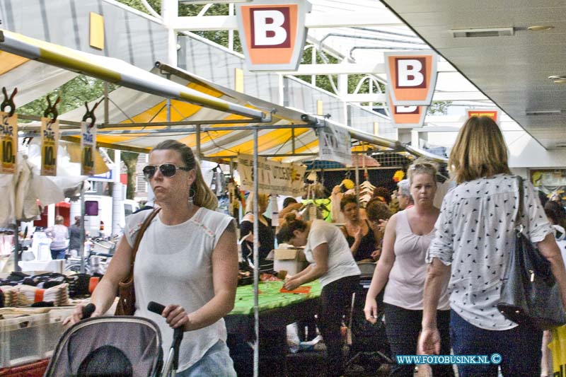 16051102.jpg - DORDRECHT 11 mei 2016 Winkelcentrum Crabbehof stond de hele dag in het teken van gezellige straatartiesten en muzikanten en kramen. Het publiek werd gedurende de gehele dag verrast op verschillende manieren door de diverse straatartiesten. Voor de kinderen was het mogelijk om een ritje op een pony of een olifant te maken. Deze digitale foto blijft eigendom van FOTOPERSBURO BUSINK. Wij hanteren de voorwaarden van het N.V.F. en N.V.J. Gebruik van deze foto impliceert dat u bekend bent  en akkoord gaat met deze voorwaarden bij publicatie.EB/ETIENNE BUSINK