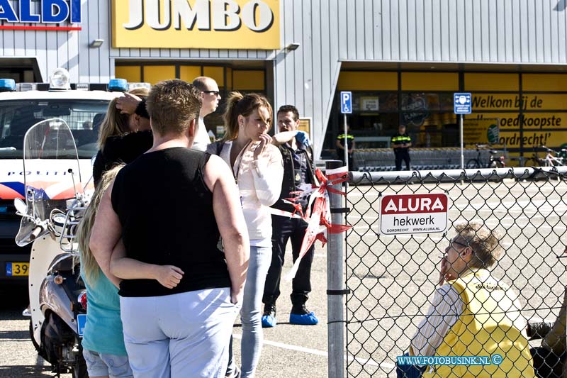 16051301.jpg - DORDRECHT 13-Mei 2016  Bij de Jumbo aan de Merwedestraat is op vrijdagochtend de 13e een overval gepleegd. De drie getinte mannen drongen rond 07.15 uur via de achteringang de supermarkt binnen en bedreigden een medewerkster met iets dat leek op een vuurwapen. De daders zijn nog voortvluchtig. De politie kamt momenteel de omgeving uit en is met een groot sporen onderzoek bezig.Deze digitale foto blijft eigendom van FOTOPERSBURO BUSINK. Wij hanteren de voorwaarden van het N.V.F. en N.V.J. Gebruik van deze foto impliceert dat u bekend bent  en akkoord gaat met deze voorwaarden bij publicatie.EB/ETIENNE BUSINK