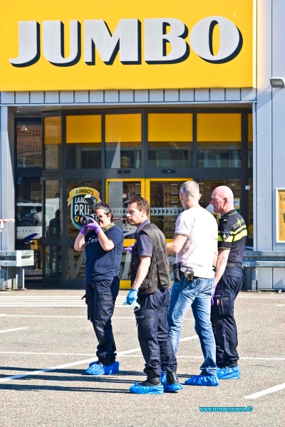 16051302.jpg - DORDRECHT 13-Mei 2016  Bij de Jumbo aan de Merwedestraat is op vrijdagochtend de 13e een overval gepleegd. De drie getinte mannen drongen rond 07.15 uur via de achteringang de supermarkt binnen en bedreigden een medewerkster met iets dat leek op een vuurwapen. De daders zijn nog voortvluchtig. De politie kamt momenteel de omgeving uit en is met een groot sporen onderzoek bezig.Deze digitale foto blijft eigendom van FOTOPERSBURO BUSINK. Wij hanteren de voorwaarden van het N.V.F. en N.V.J. Gebruik van deze foto impliceert dat u bekend bent  en akkoord gaat met deze voorwaarden bij publicatie.EB/ETIENNE BUSINK