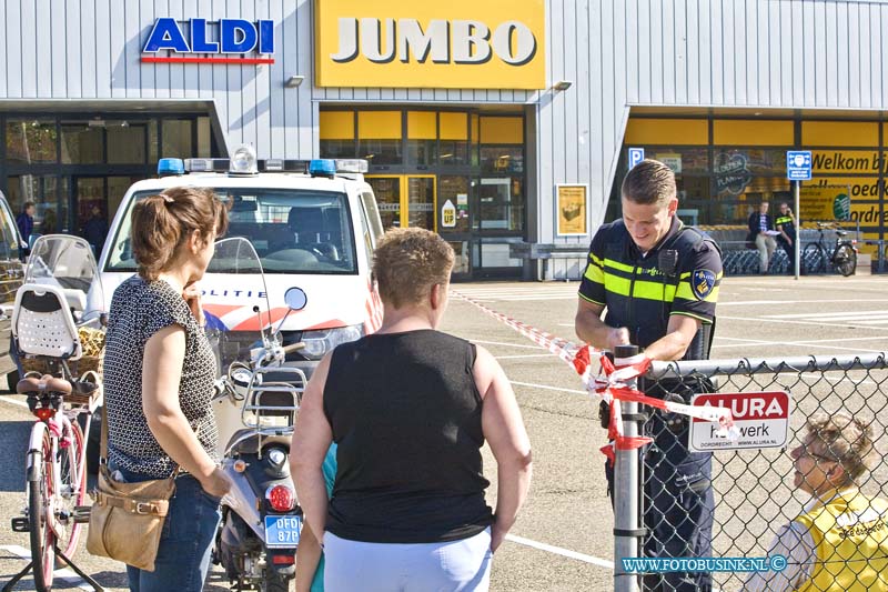 16051303.jpg - DORDRECHT 13-Mei 2016  Bij de Jumbo aan de Merwedestraat is op vrijdagochtend de 13e een overval gepleegd. De drie getinte mannen drongen rond 07.15 uur via de achteringang de supermarkt binnen en bedreigden een medewerkster met iets dat leek op een vuurwapen. De daders zijn nog voortvluchtig. De politie kamt momenteel de omgeving uit en is met een groot sporen onderzoek bezig.Deze digitale foto blijft eigendom van FOTOPERSBURO BUSINK. Wij hanteren de voorwaarden van het N.V.F. en N.V.J. Gebruik van deze foto impliceert dat u bekend bent  en akkoord gaat met deze voorwaarden bij publicatie.EB/ETIENNE BUSINK