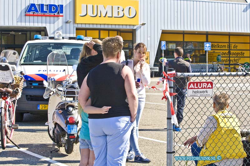 16051304.jpg - DORDRECHT 13-Mei 2016  Bij de Jumbo aan de Merwedestraat is op vrijdagochtend de 13e een overval gepleegd. De drie getinte mannen drongen rond 07.15 uur via de achteringang de supermarkt binnen en bedreigden een medewerkster met iets dat leek op een vuurwapen. De daders zijn nog voortvluchtig. De politie kamt momenteel de omgeving uit en is met een groot sporen onderzoek bezig.Deze digitale foto blijft eigendom van FOTOPERSBURO BUSINK. Wij hanteren de voorwaarden van het N.V.F. en N.V.J. Gebruik van deze foto impliceert dat u bekend bent  en akkoord gaat met deze voorwaarden bij publicatie.EB/ETIENNE BUSINK