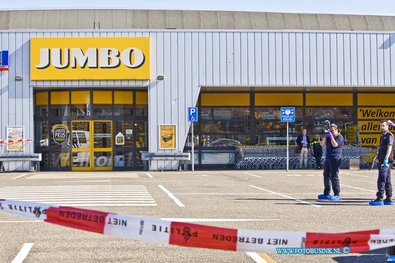 16051305.jpg - DORDRECHT 13-Mei 2016  Bij de Jumbo aan de Merwedestraat is op vrijdagochtend de 13e een overval gepleegd. De drie getinte mannen drongen rond 07.15 uur via de achteringang de supermarkt binnen en bedreigden een medewerkster met iets dat leek op een vuurwapen. De daders zijn nog voortvluchtig. De politie kamt momenteel de omgeving uit en is met een groot sporen onderzoek bezig.Deze digitale foto blijft eigendom van FOTOPERSBURO BUSINK. Wij hanteren de voorwaarden van het N.V.F. en N.V.J. Gebruik van deze foto impliceert dat u bekend bent  en akkoord gaat met deze voorwaarden bij publicatie.EB/ETIENNE BUSINK