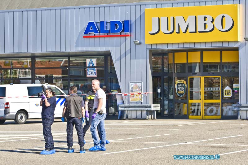 16051306.jpg - DORDRECHT 13-Mei 2016  Bij de Jumbo aan de Merwedestraat is op vrijdagochtend de 13e een overval gepleegd. De drie getinte mannen drongen rond 07.15 uur via de achteringang de supermarkt binnen en bedreigden een medewerkster met iets dat leek op een vuurwapen. De daders zijn nog voortvluchtig. De politie kamt momenteel de omgeving uit en is met een groot sporen onderzoek bezig.Deze digitale foto blijft eigendom van FOTOPERSBURO BUSINK. Wij hanteren de voorwaarden van het N.V.F. en N.V.J. Gebruik van deze foto impliceert dat u bekend bent  en akkoord gaat met deze voorwaarden bij publicatie.EB/ETIENNE BUSINK