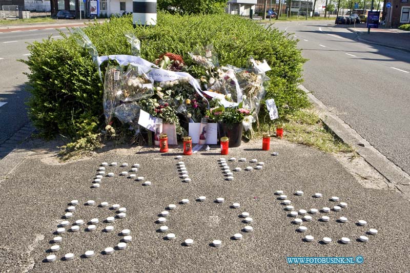 16051310.jpg - DORDRECHT 13-Mei 2016 Op de plaats waar op 05-05-2016 Bevrijdingsdag een man werd neer geschoten  aan de Merwedestraat, is een herdenkings-monument ontstaan. Bij de schietpartij werden 10 verdachte aangehouden na een klopjacht en overleed een 38-jarige man uit DordrechtDeze digitale foto blijft eigendom van FOTOPERSBURO BUSINK. Wij hanteren de voorwaarden van het N.V.F. en N.V.J. Gebruik van deze foto impliceert dat u bekend bent  en akkoord gaat met deze voorwaarden bij publicatie.EB/ETIENNE BUSINK